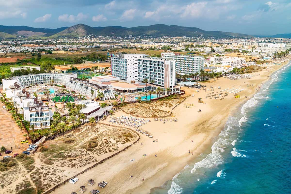 Vista dall’alto sul complesso The Site Ibiza a Playa d’en Bossa (sul centro-sinistra il Bless Ibiza The Site)
