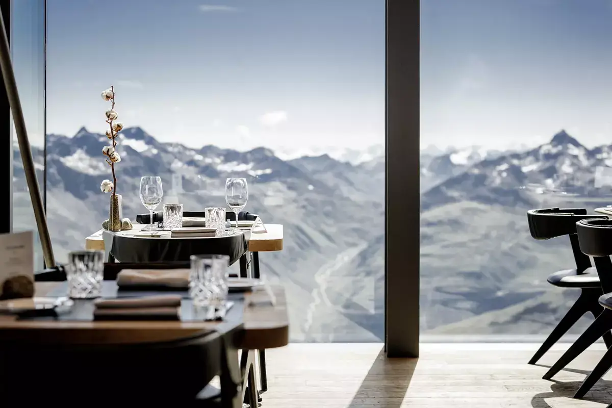 Ice Q &egrave; il ristorante gourmet che si trova a 3.048 metri&nbsp; Valle dell&rsquo;&Ouml;tztal, estate in montagna tra mummie, bici e agenti segreti