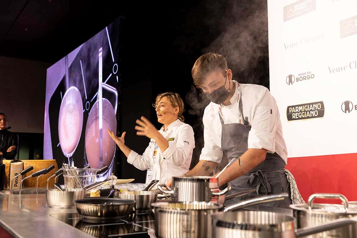 Antonia Klugman impegnata in uno show cooking Identità Golose 2021, &quote;ripresa&quote; parola chiave tra i professionisti della ristorazione
