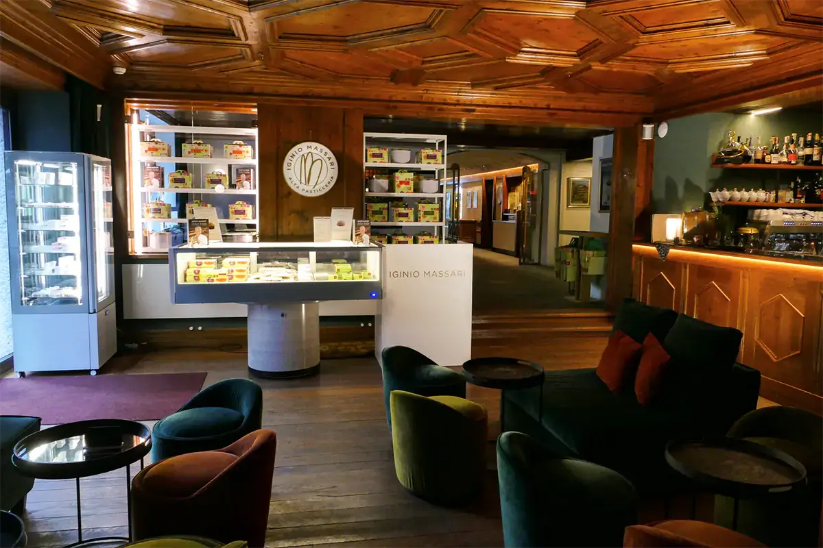 Il pop-up store di Iginio Massari all'interno dell'Hotel De la Poste a Cortina Primo negozio (temporaneo) per Iginio Massari a Cortina