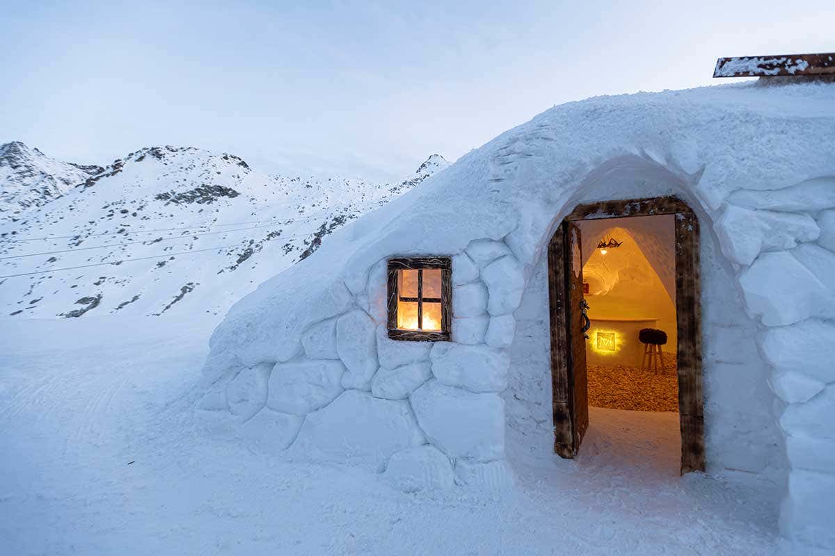 L'ingresso di un igloo (Foto di: Mauro Mariotti) Sul Ghiacciaio Presana, prima si scia e poi si dorme in un igloo