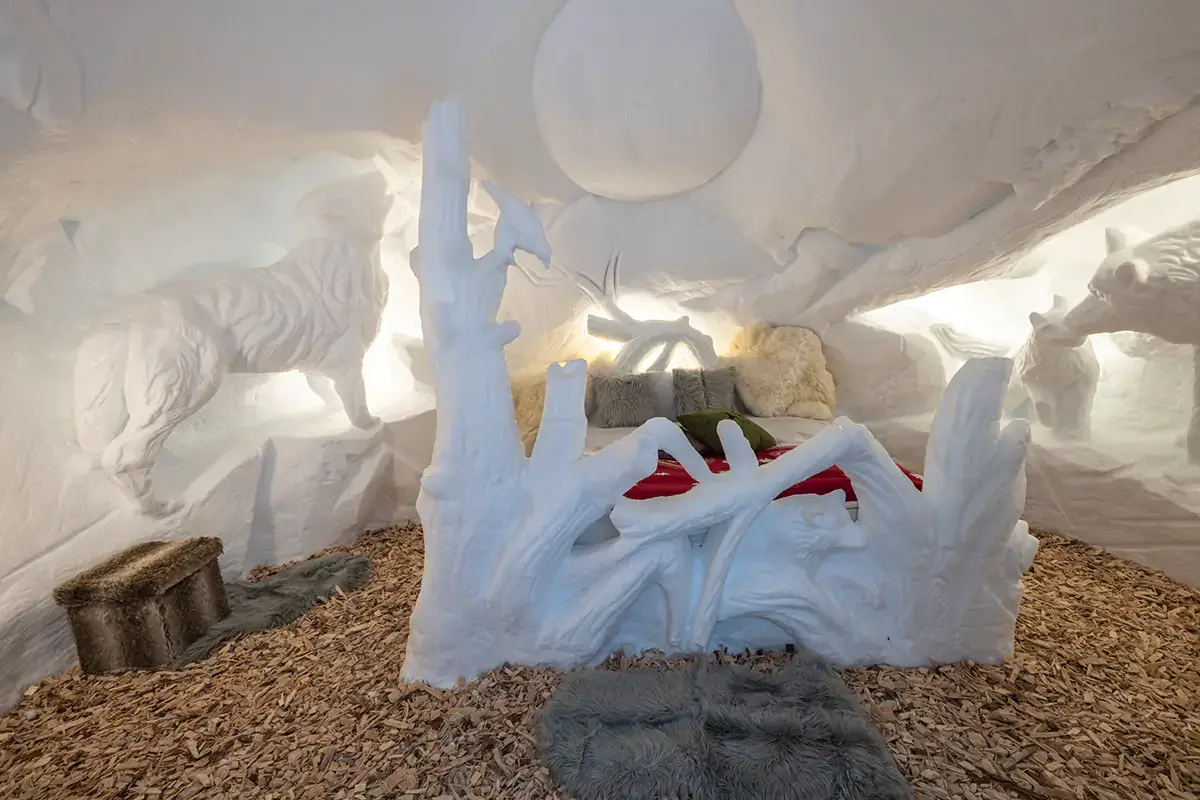 L'interno di un igloo (Foto di: Mauro Mariotti) Sul Ghiacciaio Presana, prima si scia e poi si dorme in un igloo