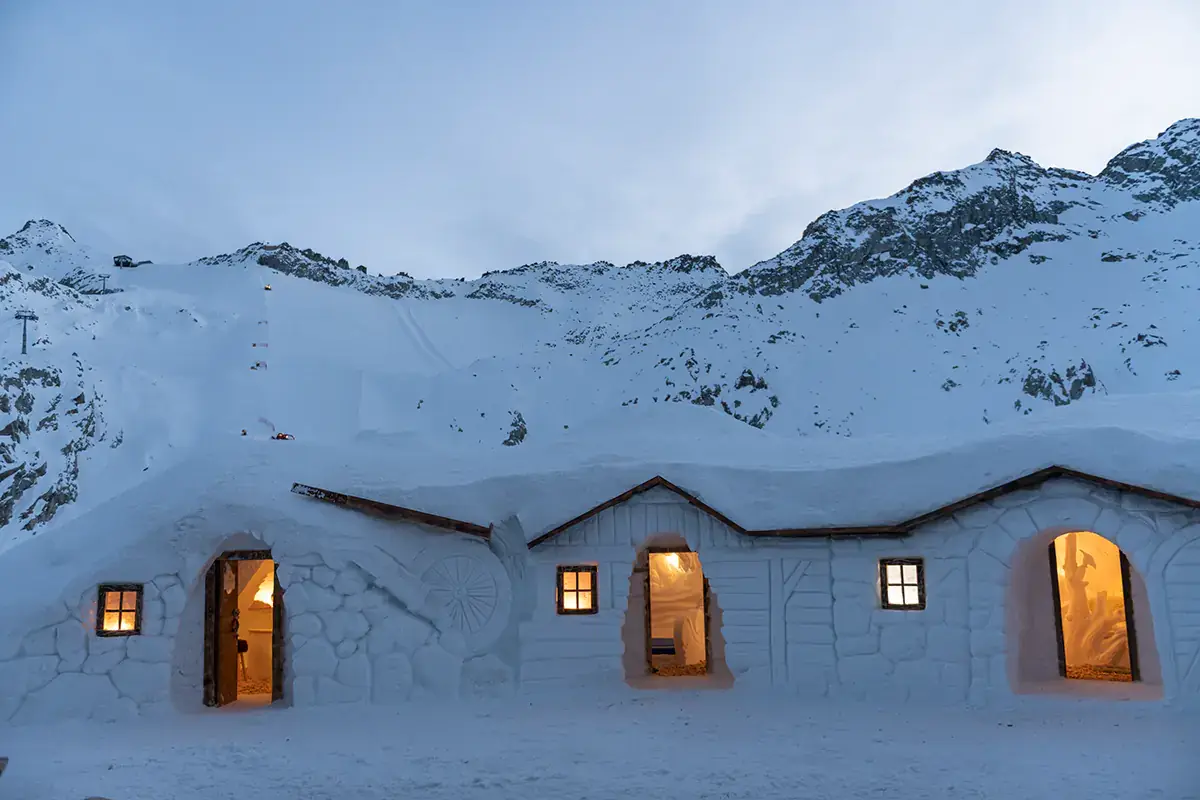 Gli igloo progettati da Ivan Mariotti (Foto di: Mauro Mariotti) Sul Ghiacciaio Presana, prima si scia e poi si dorme in un igloo