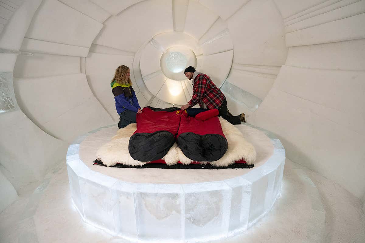 Sono provvisti di sacchi a pelo da spedizione e calde pelli di pecora Dormire in un vero igloo? Ecco dove trovarli! Sono provvisti di sacchi a pelo da spedizione e calde pelli di pecora Dormire in un vero igloo? Ecco dove trovarli!