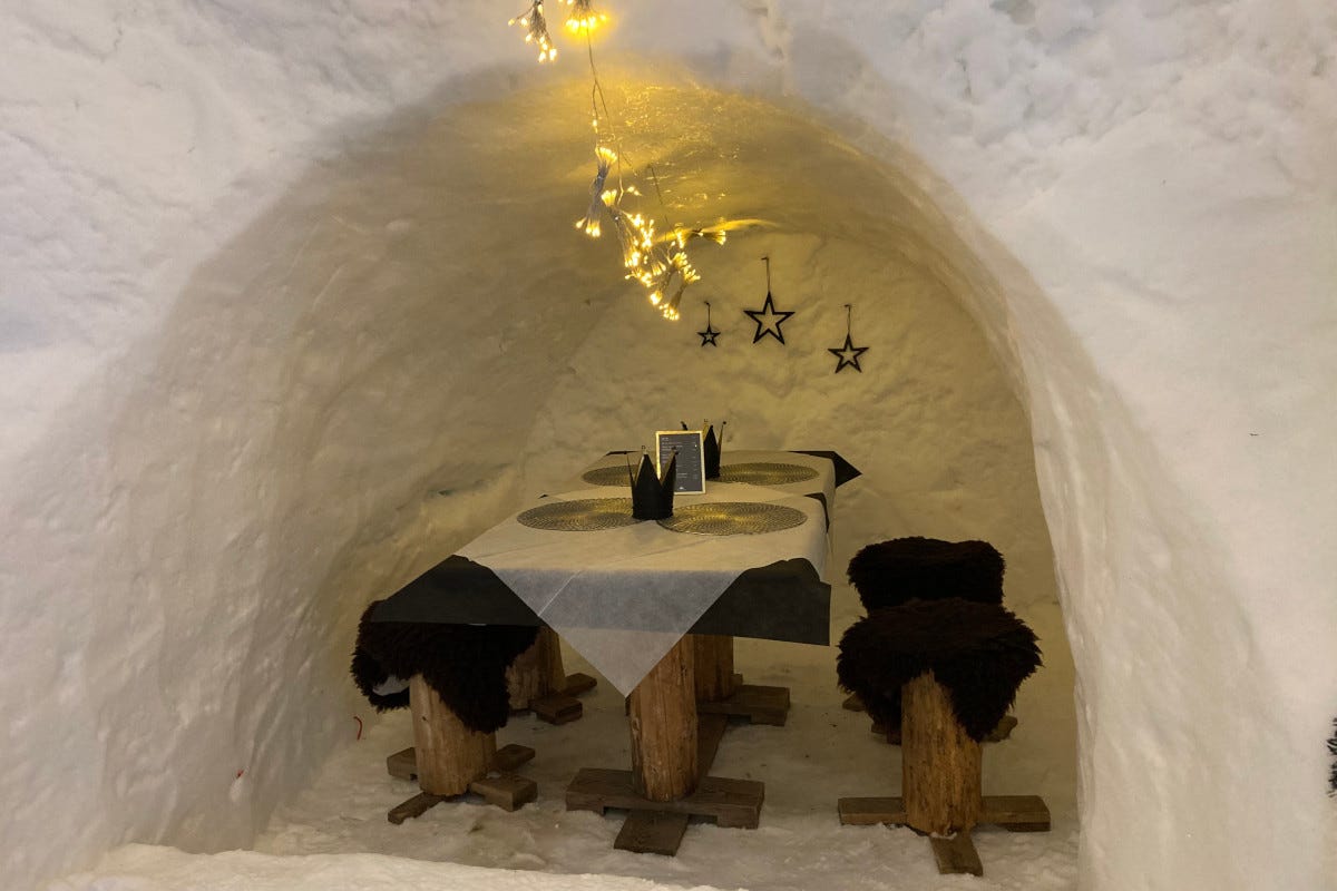 Un tavolo al Mountainigloo Kreativ  Dormire in un igloo? In Valle Aurina puoi farlo