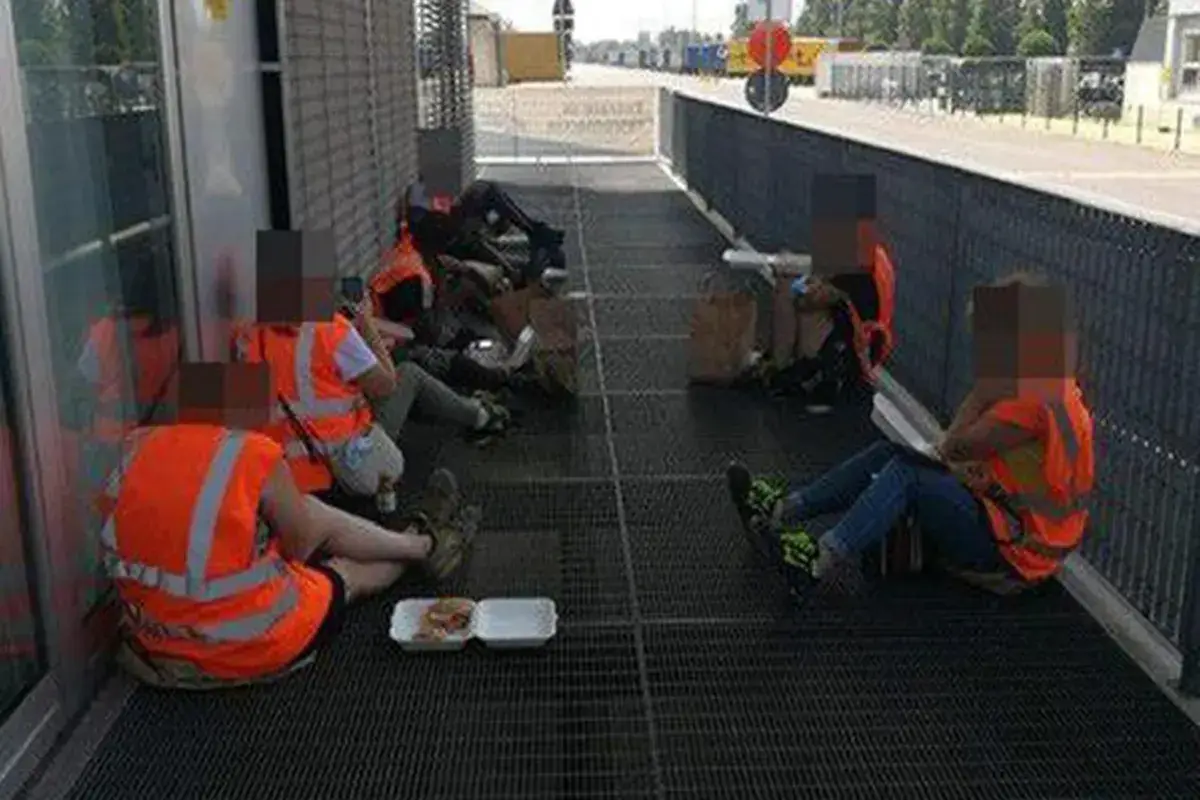 Dipendenti Ikea in pausa pranzo (foto: Corriere.it) Dopo i poliziotti, i dipendenti Ikea: pranzo con un panino seduti per terra