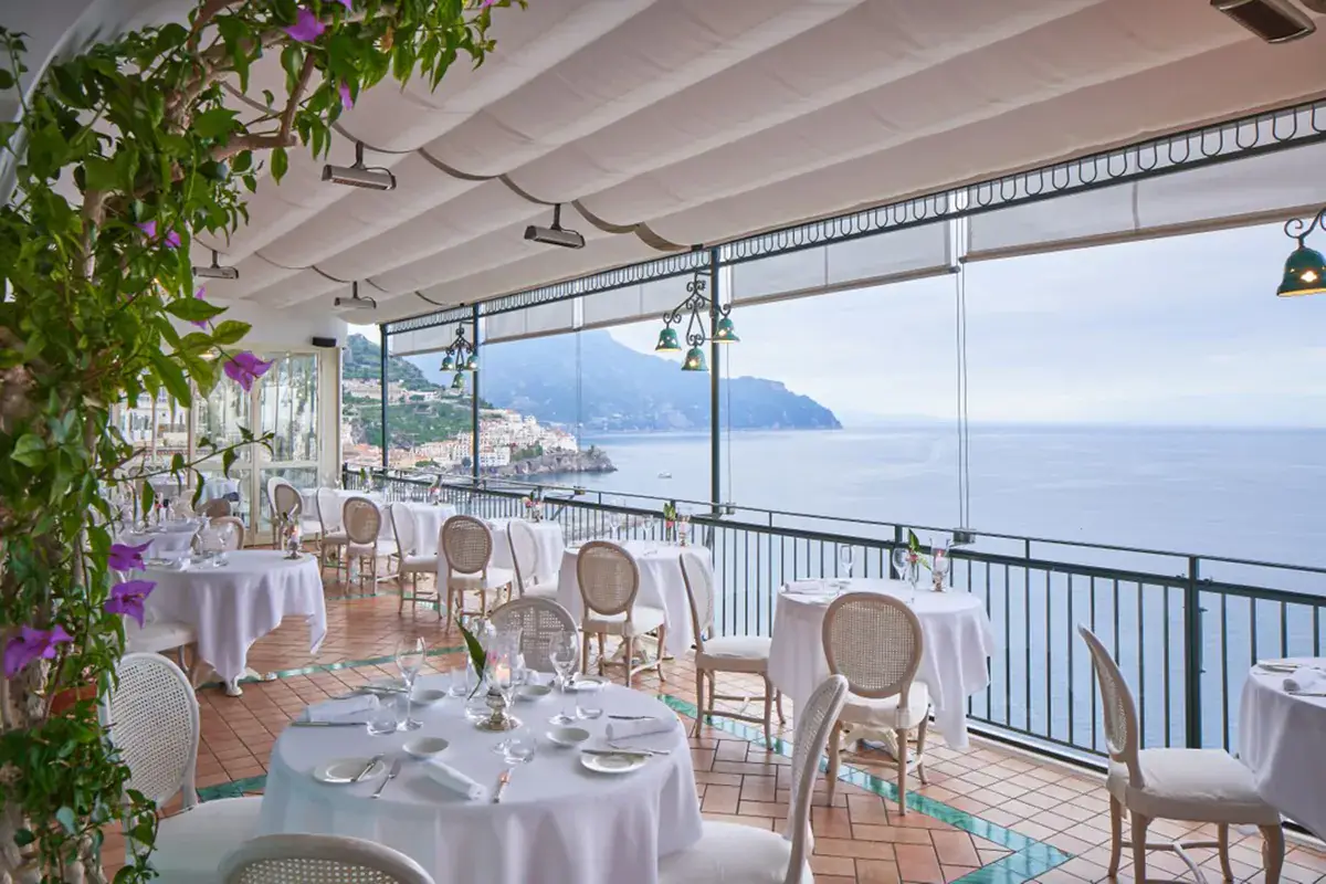 La terrazza del ristorante Il Glicine Cos'&egrave; il lusso? La risposta nel menu di Giuseppe Stazione per il ristorante Il Glicine