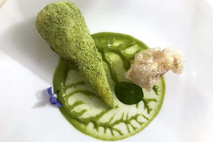 Cono di storione con farcia di pomodoro confit e prezzemolo, pelle di storione croccante e salsa all'erba aglina (Il Porticciolo, la stella sul lago che non potremo più scordare)