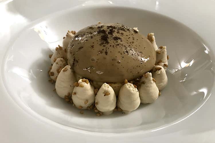 Parfait di liquirizia, pera cotta allo sciroppo di liquirizia, crema alla liquirizia e spuma di caffè al centro (Il Porticciolo, la stella sul lago che non potremo più scordare)