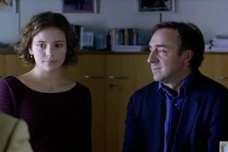 Ne Il Caimano tutto sembra normale mentre il caos avanza, proprio come la movida