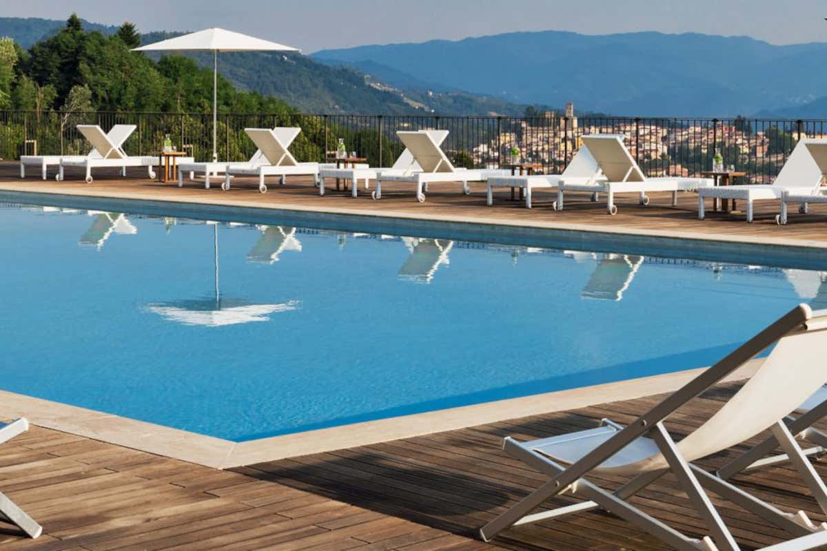 La piscina del Renaissance Tuscany Il Ciocco Resort & Spa