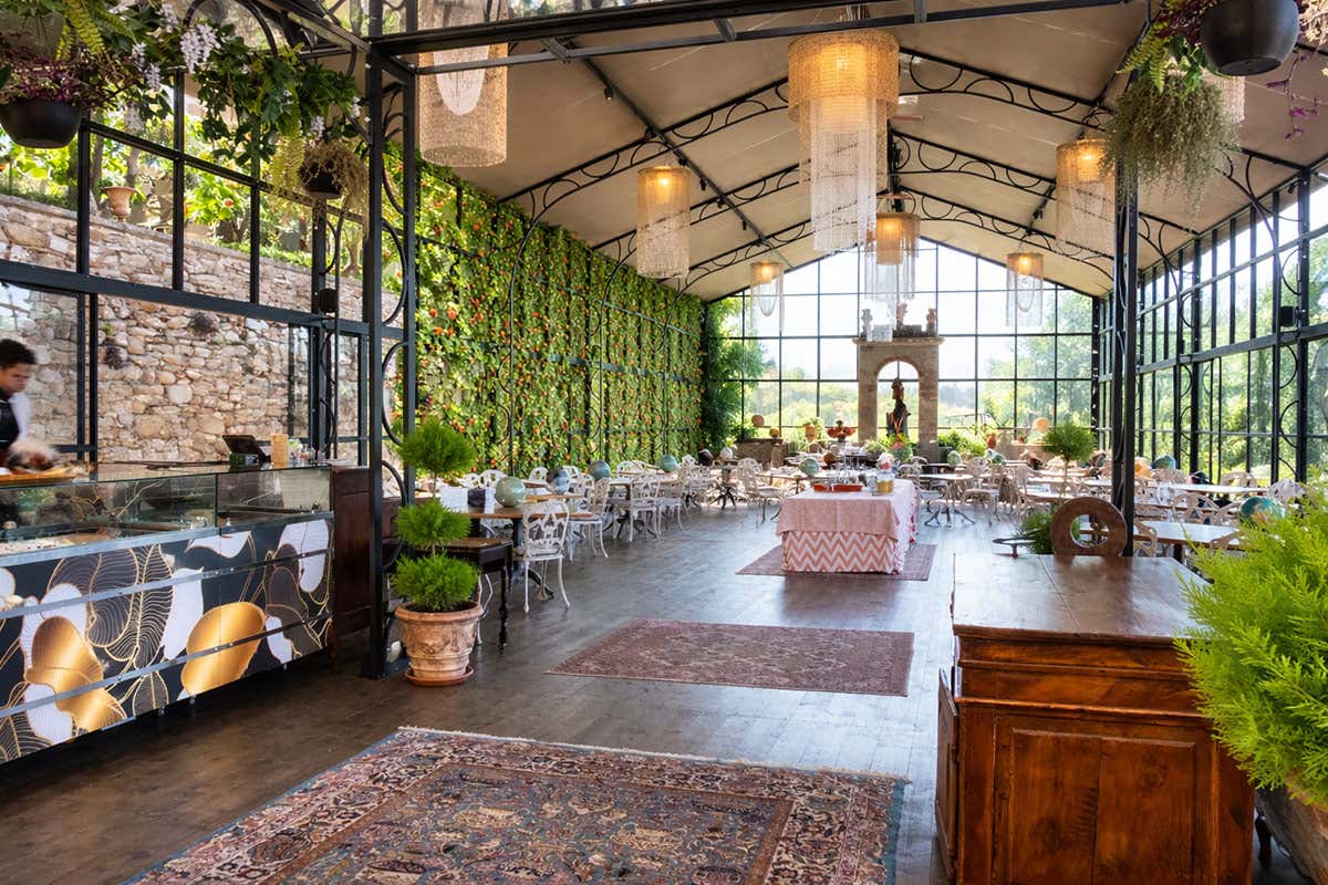 Il ristorante in stile serra con giardino del Falconiere