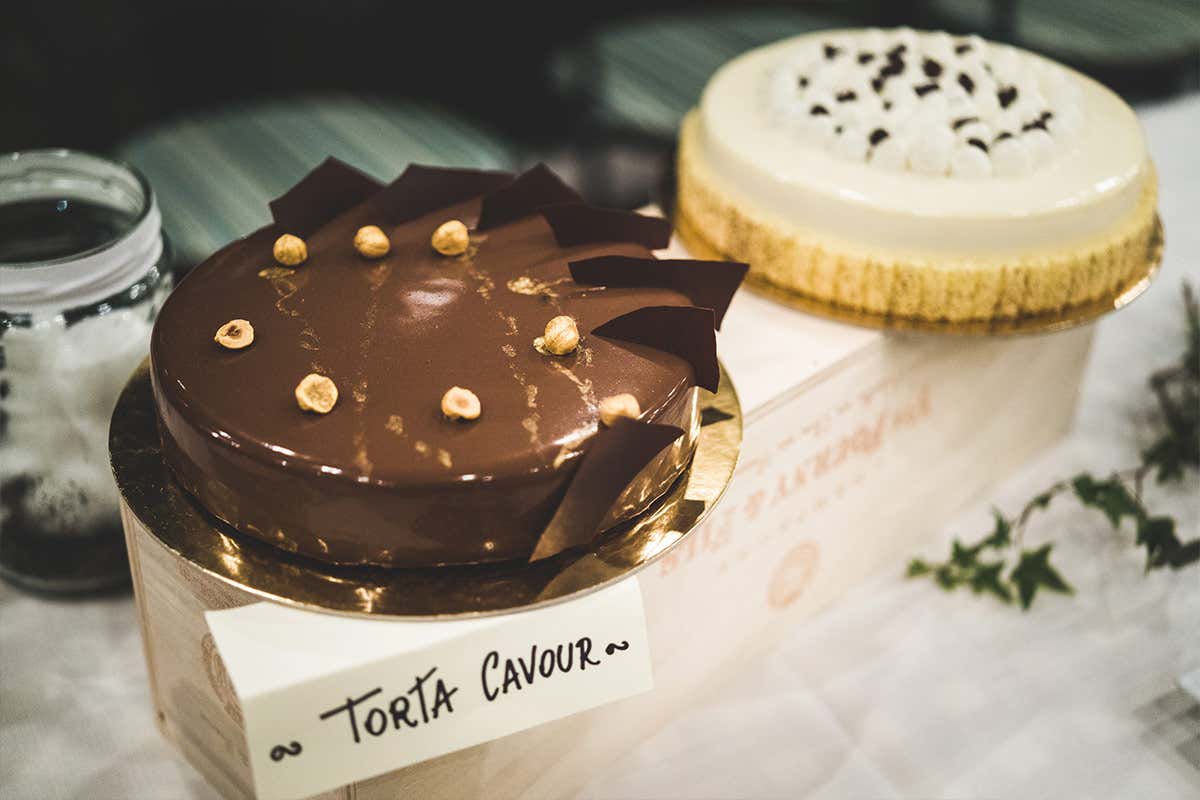 Il gran buffet dei dolci del Da Vittorio La Trattoria Visconti di Ambivere inaugura la nuova cantina