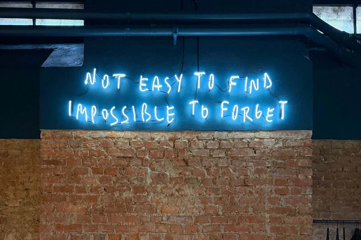 L’installazione al neon realizzata da Pietro Terzini con la frase “Not easy to find, impossible to forget”