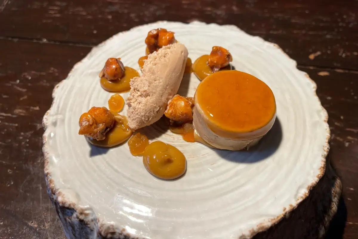 Nocciola crema gelato, nocciole caramellate, parfait di funghi, gel di The Oolong Istintivo, giocoso, creativo: il nuovo menu de Il Tiglio di Montemonaco