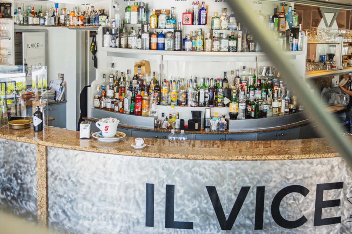 Il bancone del bar Il Vice di Curno (Bg)