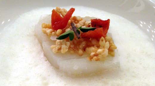 Morro di baccalà massaggiato all’olio extravergine di oliva con riso soffiato e latte di provola Morro di baccalà massaggiato all’olio extravergine di oliva con riso soffiato e latte di provola