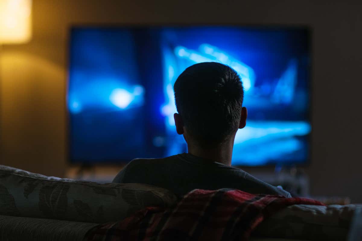 Leggere o vedere un film in serata: un'illuminazione diffusa aiuta gli occhi