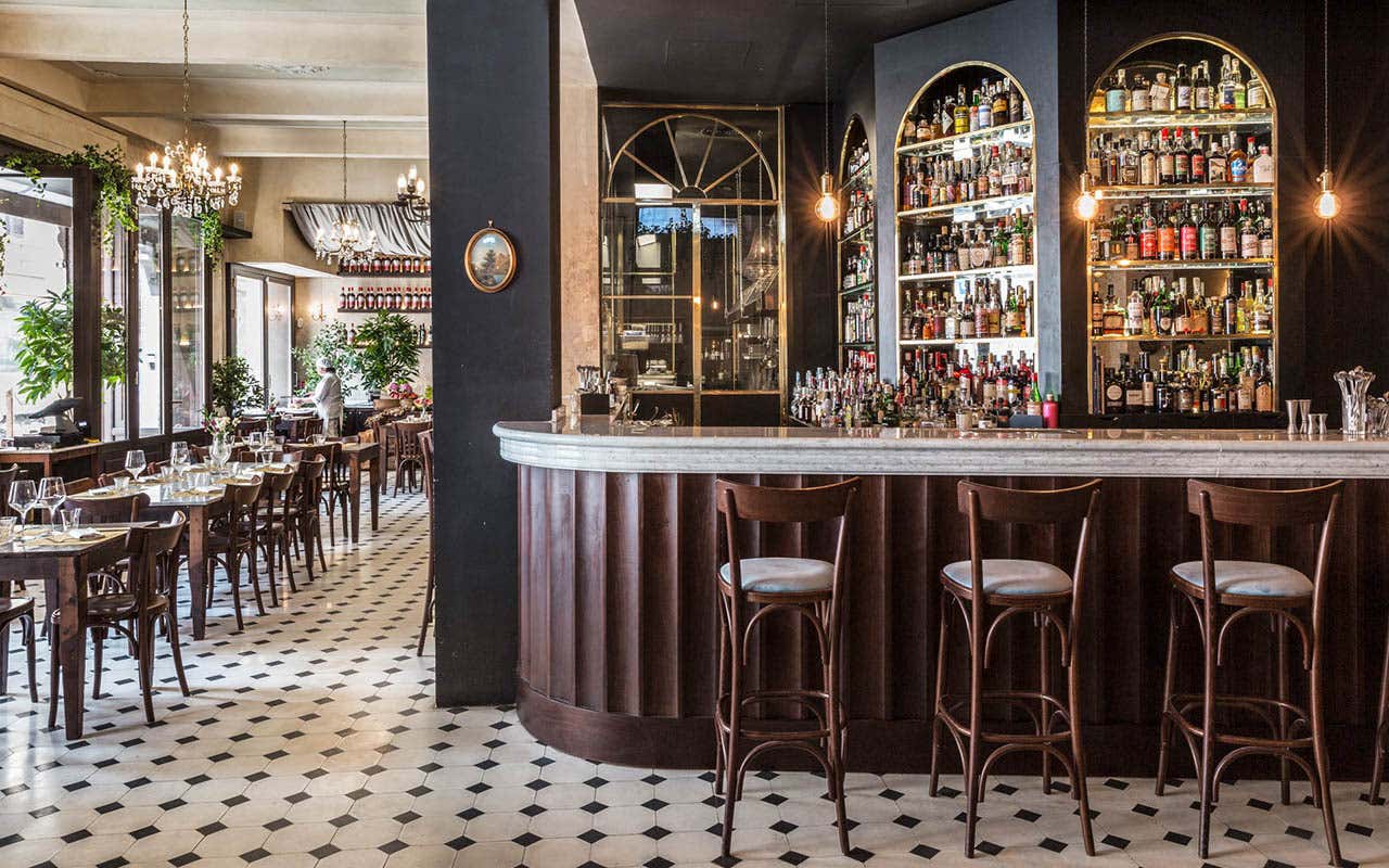 Il bancone Il nobile e il popolano a cena insieme? Succede da Il Marchese di Roma