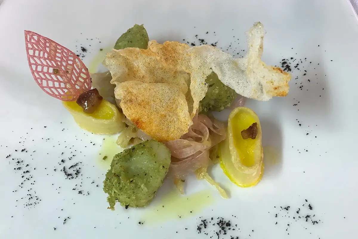 Capasanta al verde basilico con braccialetti di grano al topinambur e sbuffi di caff&egrave; Capasanta al verde basilico con braccialetti di grano al topinambur e sbuffi di caff&egrave;