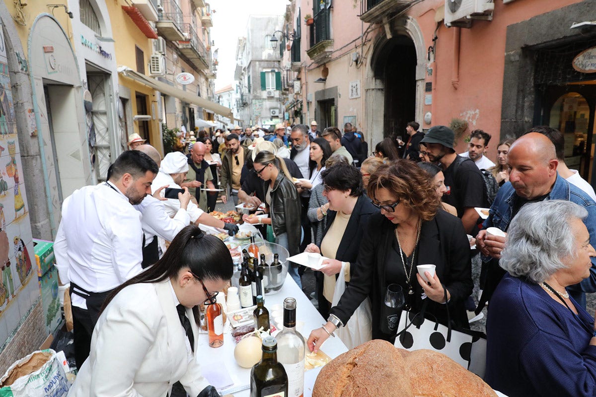 Il Buon Ricordo festeggia i 60 anni portando in piazza l'Italia a tavola