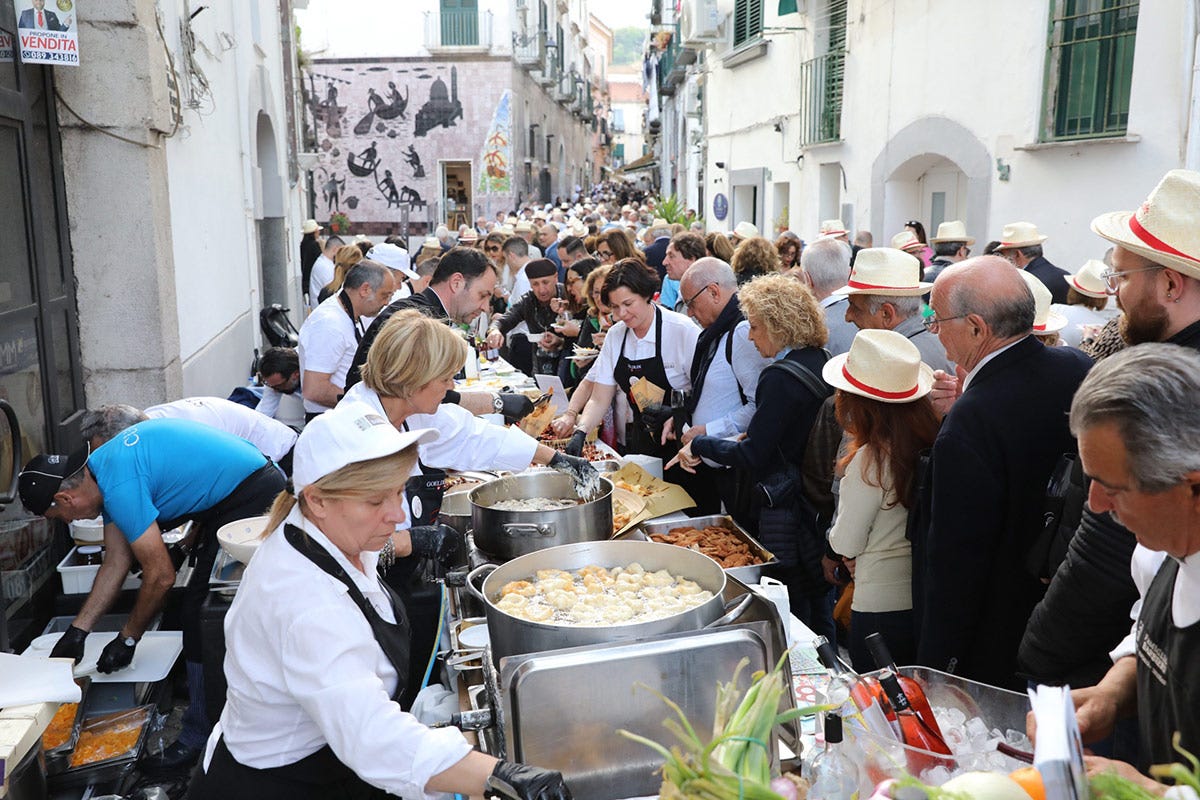 Il Buon Ricordo festeggia i 60 anni portando in piazza l'Italia a tavola