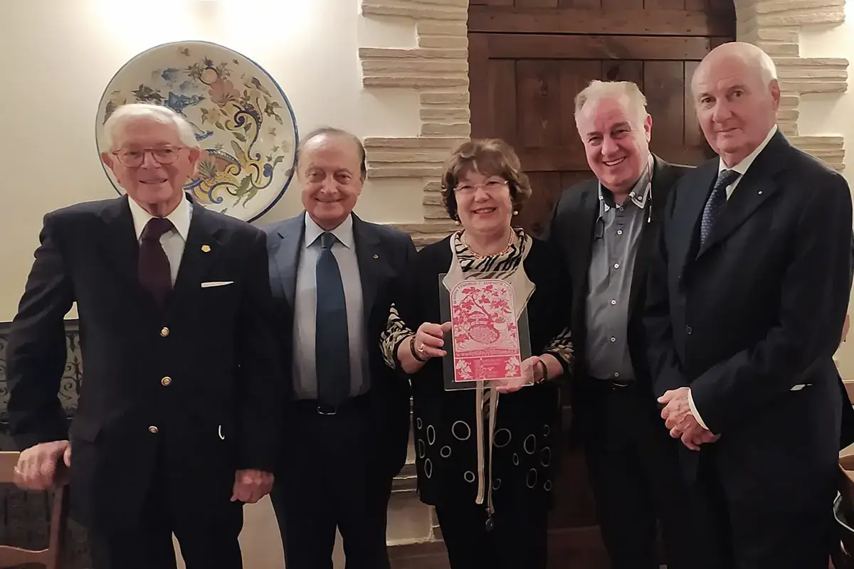La consegna della targa Perugia, La Rosetta &egrave; Ristorante Regionale-Cucina Doc