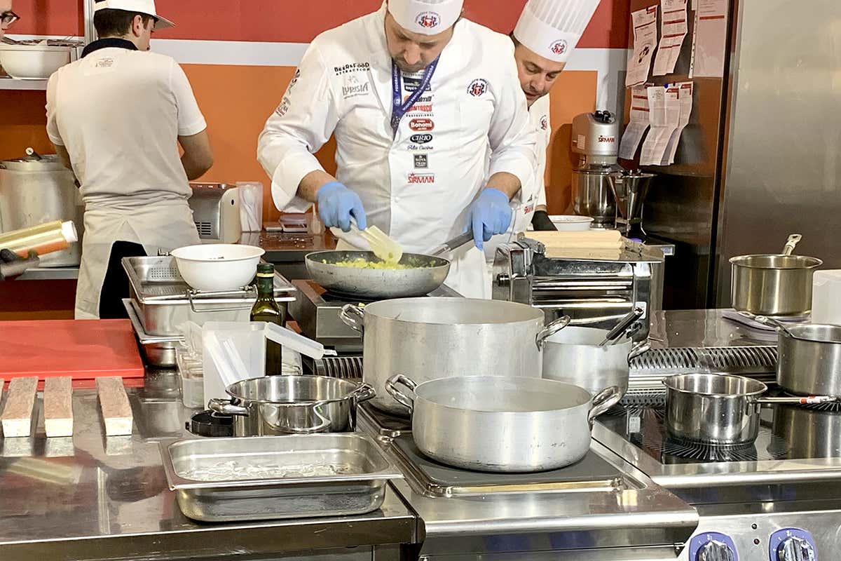 Concentrazione tra i fornelli ATTESA VIDEO E CLASSIFICA - Campionati della Cucina italiana: vincono impegno e passione