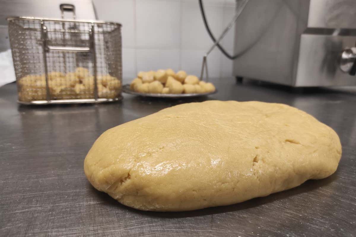 L'impasto per le castagnole  Venezia, tra i sapori del Carnevale la regina è la frittella