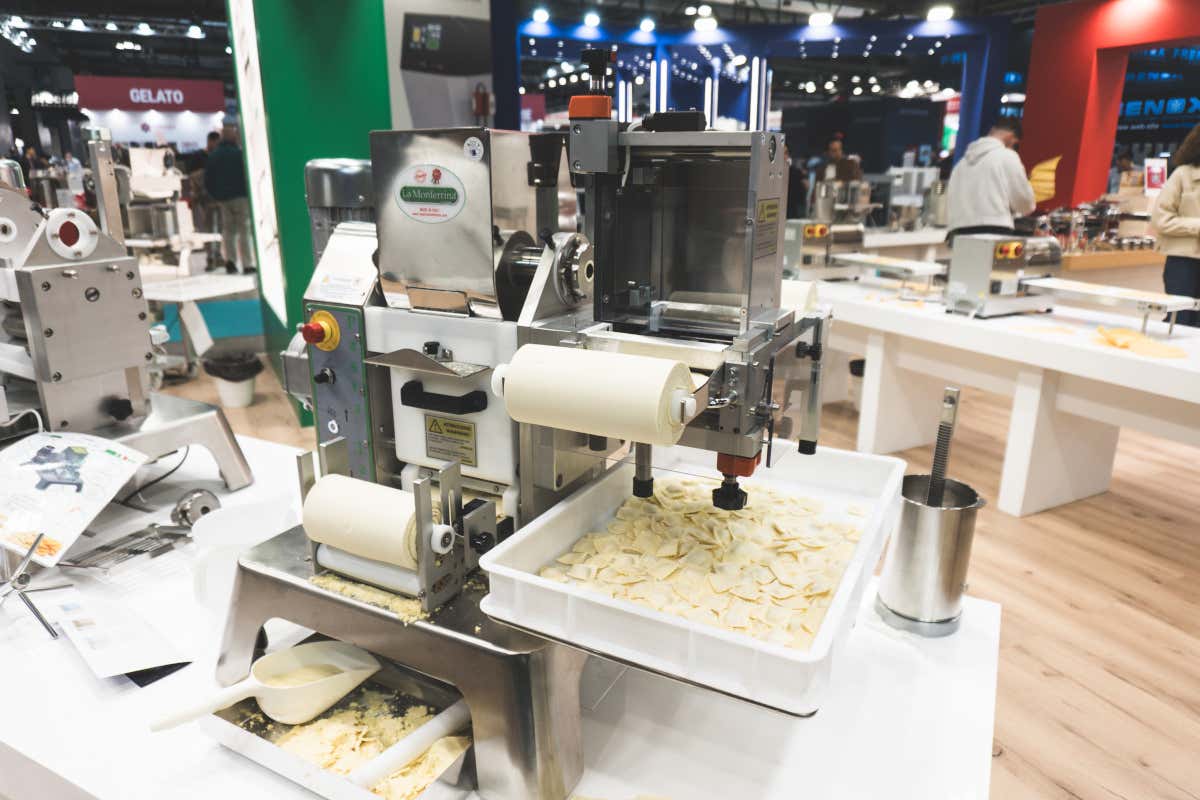 La macchina che permette di fare ravioli, gnocchi e pasta corta con un solo sistema La macchina che permette di fare ravioli, gnocchi e pasta corta con un solo sistema