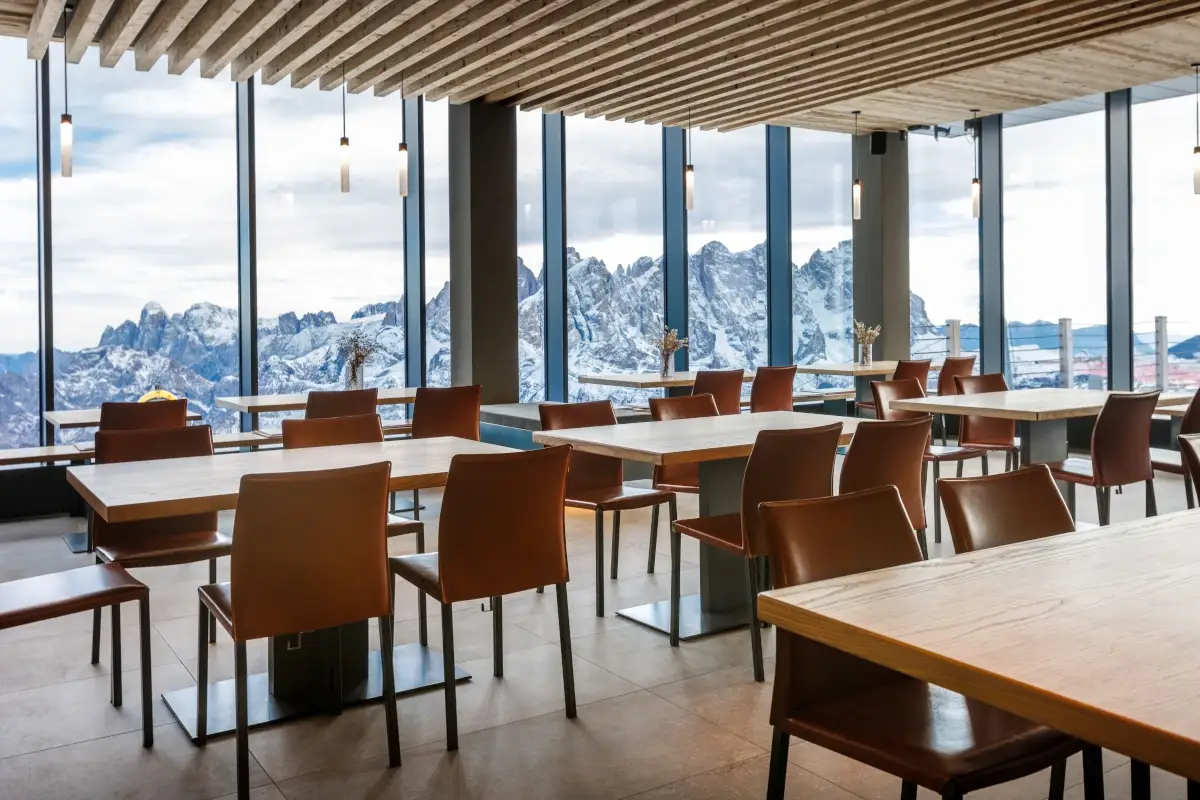 La sala di InAlto a Moena&nbsp; Alfio Ghezzi tra le Dolomiti: il cuoco approda a InAlto