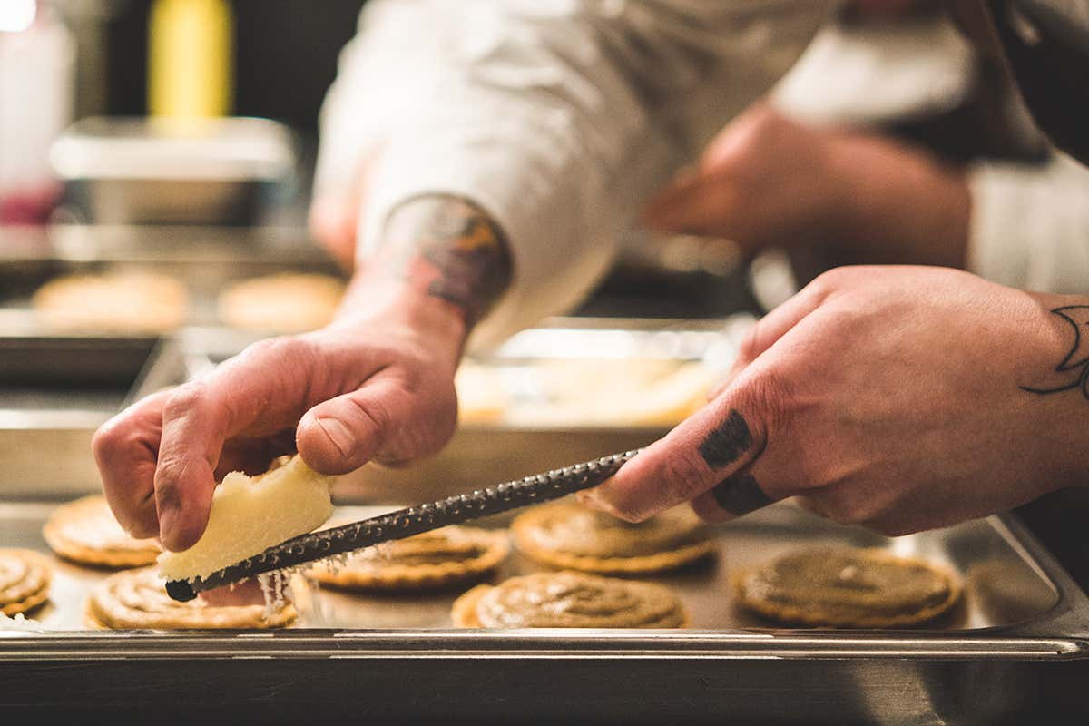 Al lavoro nella cucina del Ristorante Lino Ristorante Lino la stella che illumina Pavia