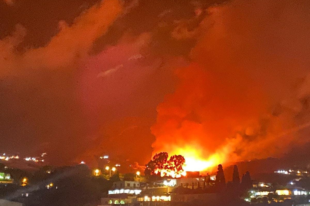 L'incendio a Lipari (foto Facebook) Dopo Pantelleria, brucia Lipari: distrutti sette ettari di colture e macchia mediterranea