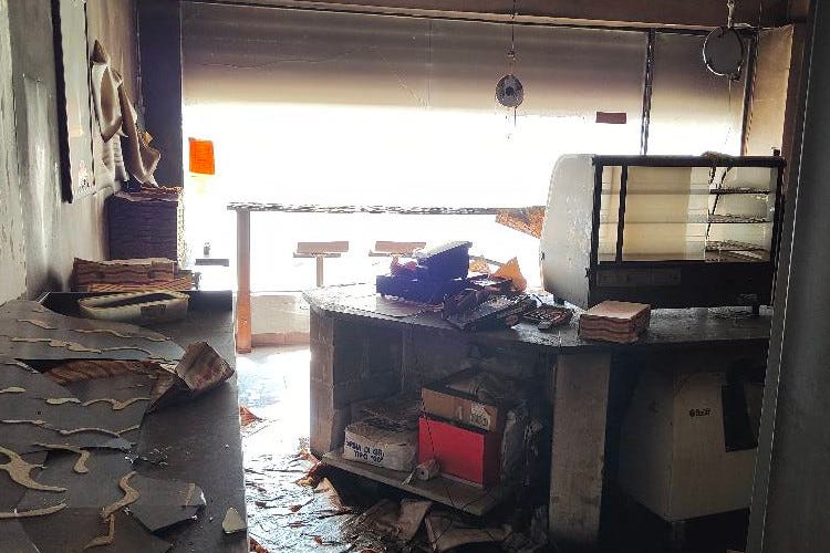 La pizzeria distrutta dopo l'incendio. Foto: Facebook La pizzeria di Salvo Veneziano del Grande Fratello distrutta da un incendio