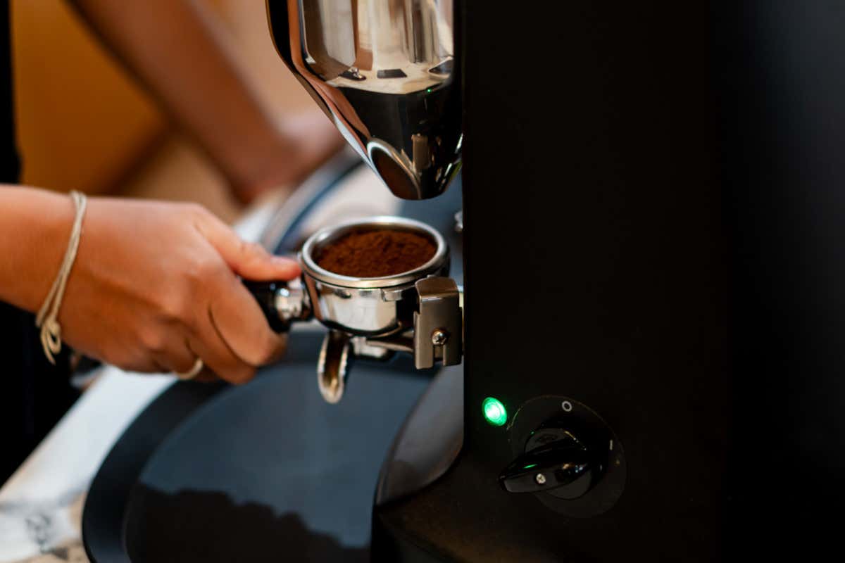 Perché i grandi ristoranti servono ancora caffè mediocre? La crepa che rovina l’esperienza Perché i grandi ristoranti servono ancora caffè mediocre? La crepa che rovina l’esperienza