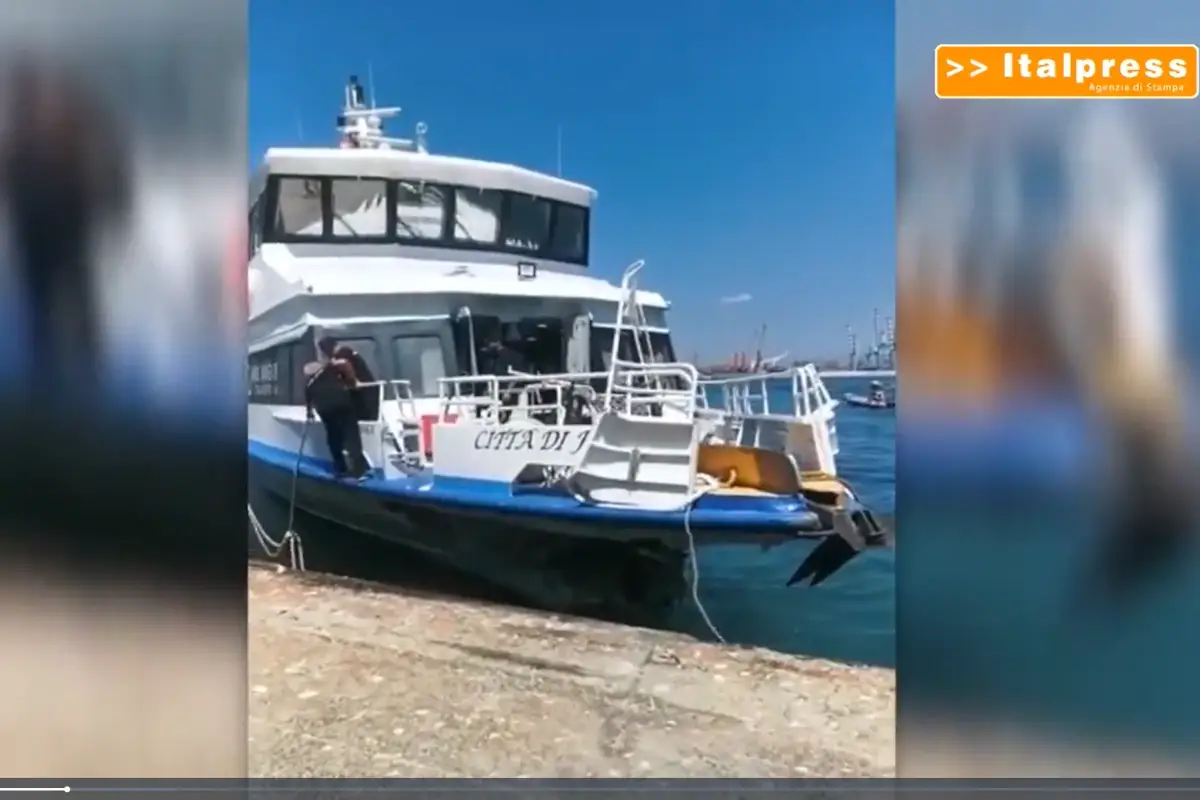Aliscafo per Ischia finisce contro il molo: 28 feriti a Napoli