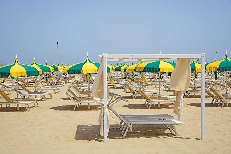 Prove tecniche di distanziamento in spiaggia - La Romagna si prepara all'estate  Spiagge, hotel, locali: si cambia
