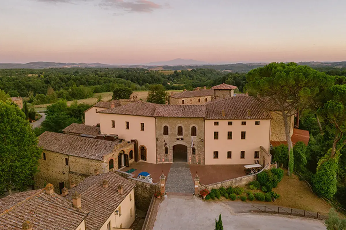 L'ingresso del Borgo Castel Monastero, clima incantato tra relax e buone cucine toscane