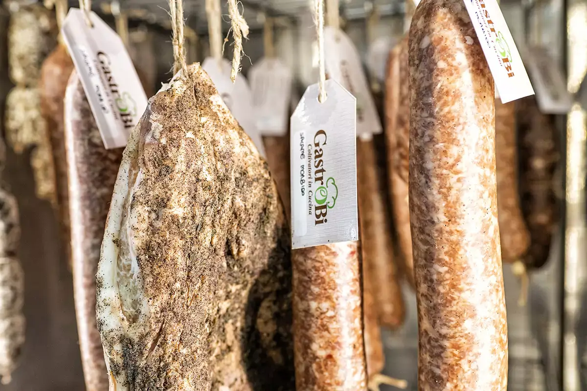 Fila di insaccati da Gastrobii Gastrobi, qui la merenda &egrave; enogastronomica