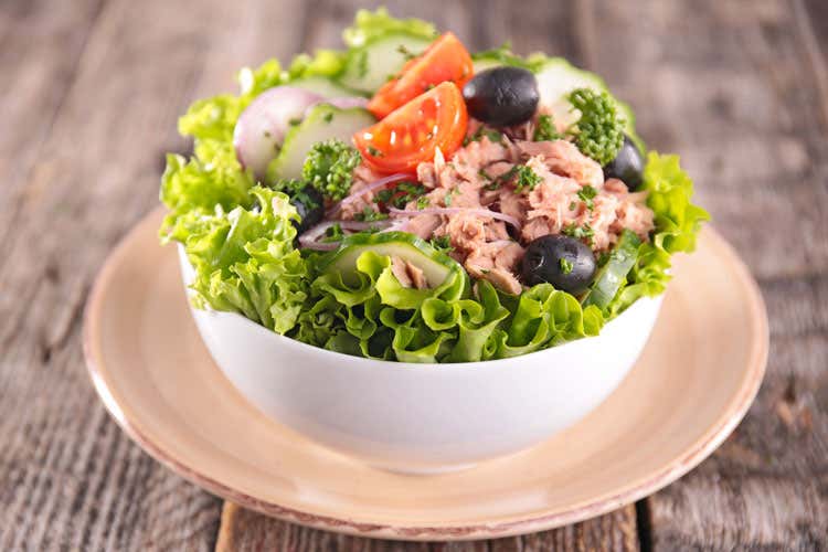 (Insalatona fantasia fresca e gustosa Indivia e tonno ingredienti ideali) (Insalatona fantasia fresca e gustosa Indivia e tonno ingredienti ideali)