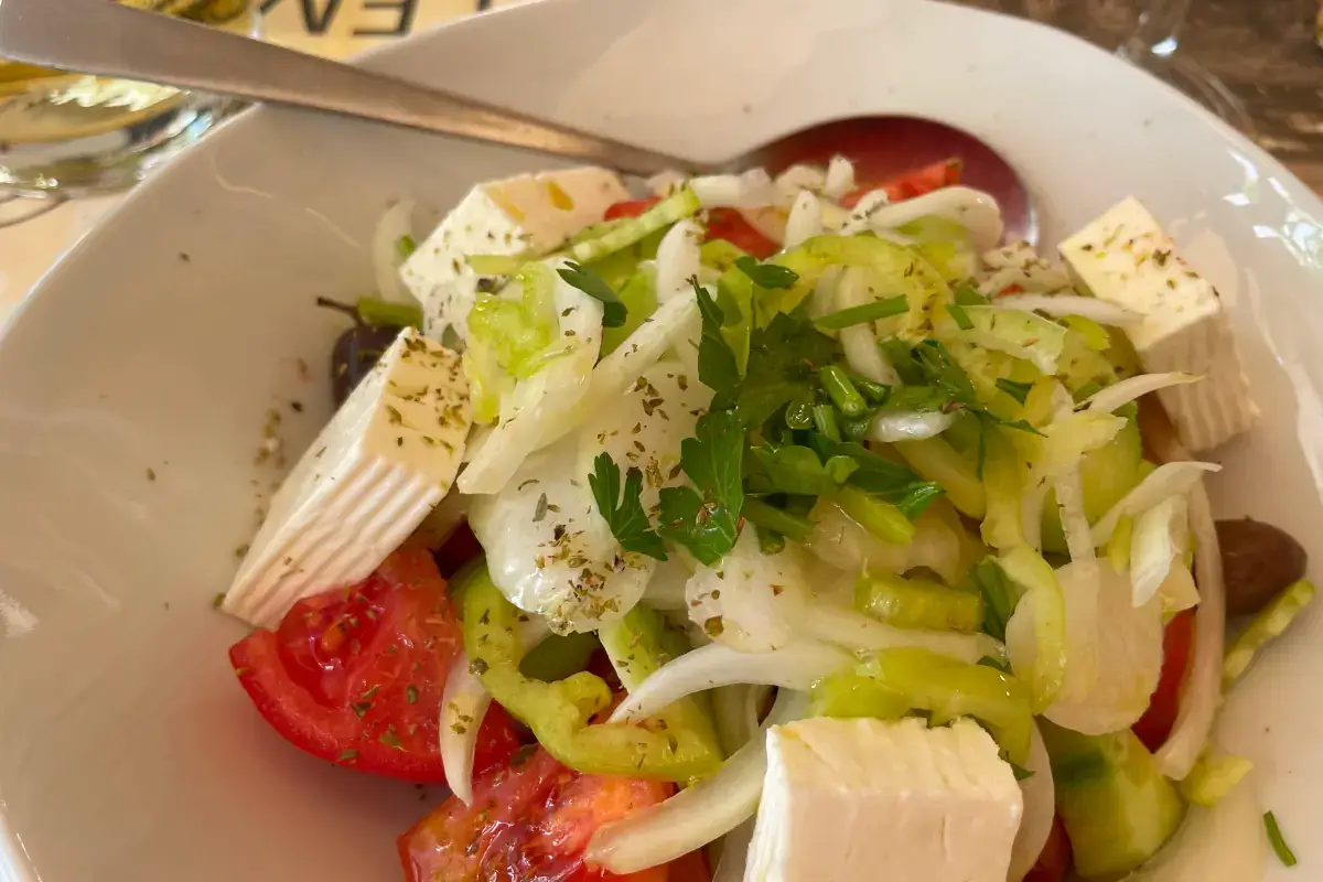 Innumerevoli le varoetà di insalata greca fra cui scegliere ogni giorno... Mare turchese, miele, polpi e Dolmadaki, ecco la Grecia del nord che non ti aspetti