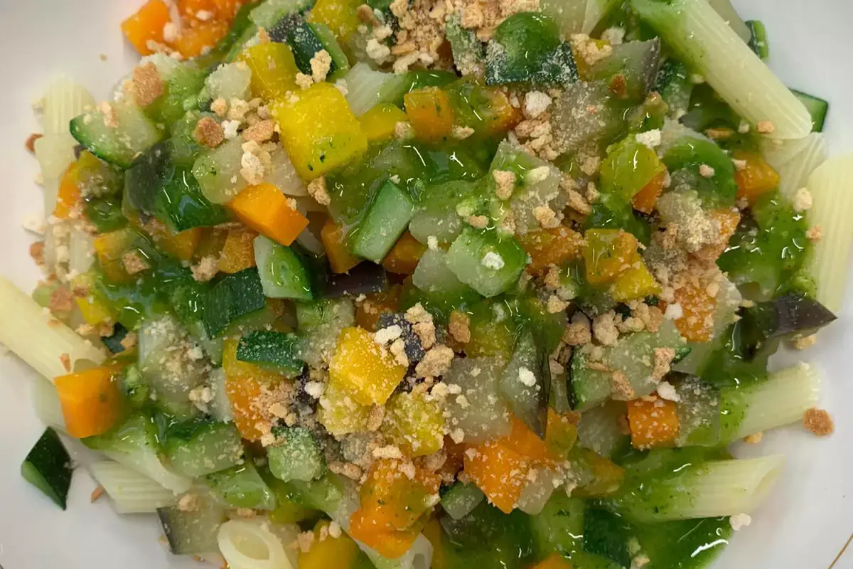 Insalata di pasta con verdurine croccanti e menta Aggiungi un posto a tavola con la cucina Pku friendly