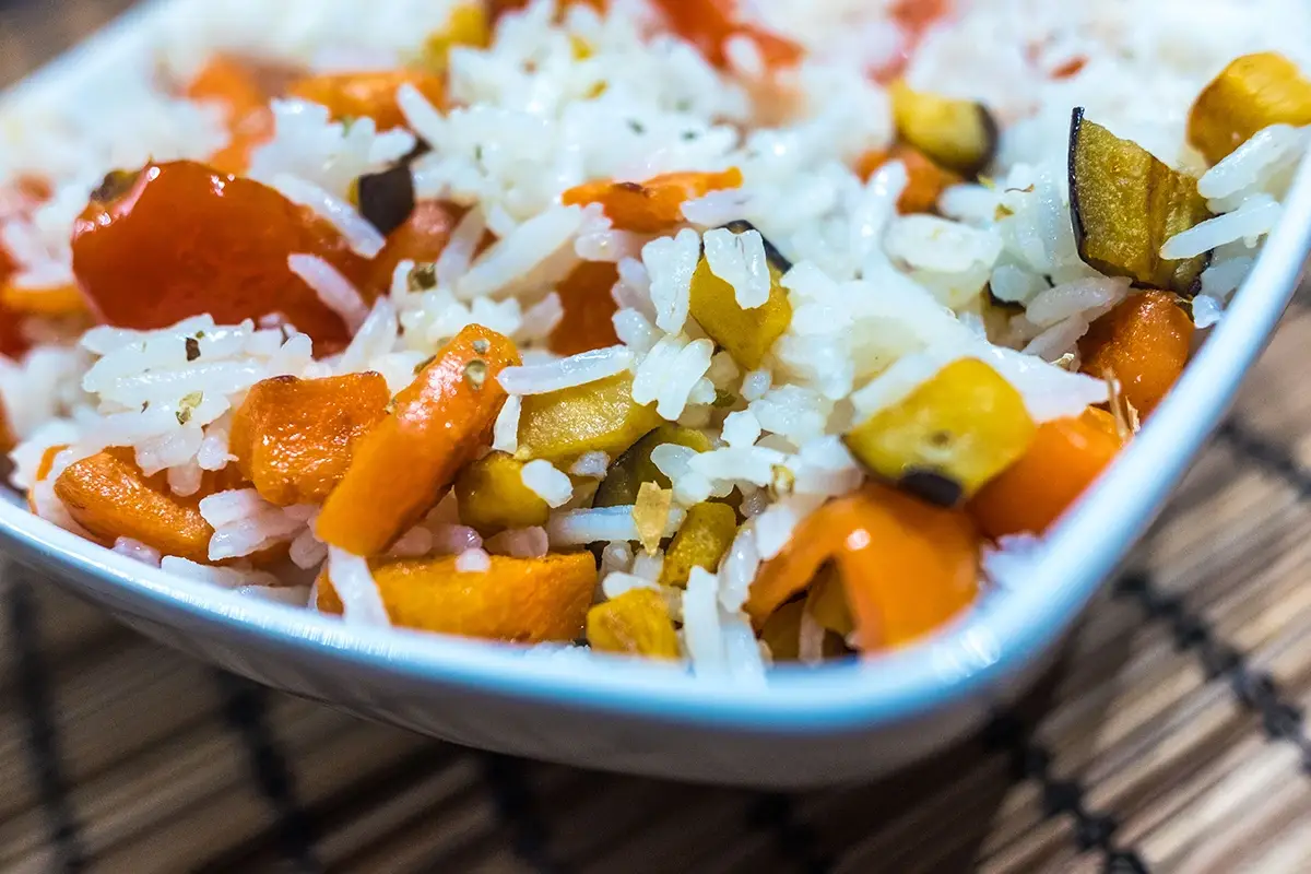 In testa alle preferenze per l&rsquo;ora di pranzo sotto l&rsquo;ombrellone c&rsquo;&egrave; l&rsquo;insalata di riso&nbsp; Cibo sotto l&rsquo;ombrellone? Il preferito &egrave; l&rsquo;insalata di riso