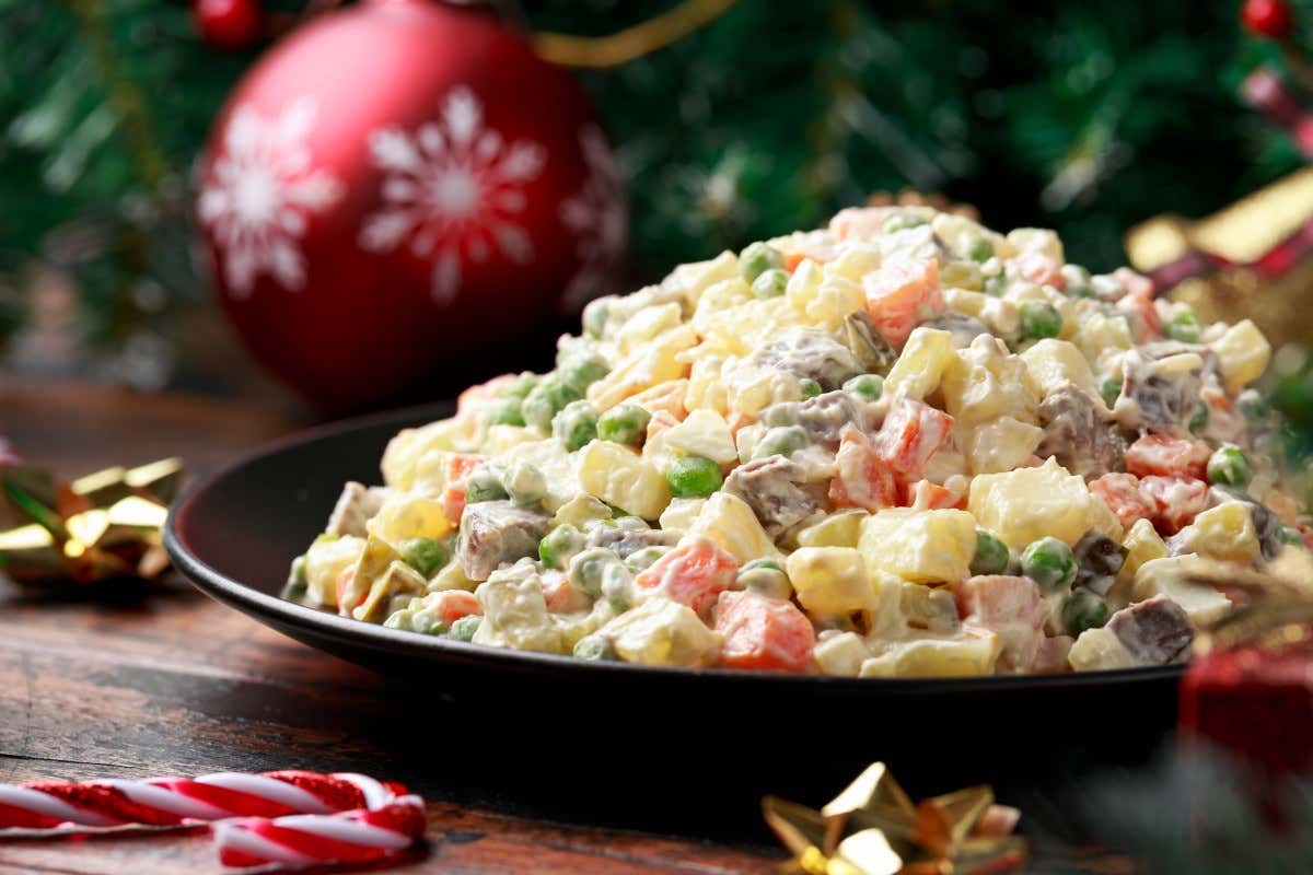 Un altro classico delle feste è sicuramente l’insalata russa Capodanno quanto si spende per il cenone?