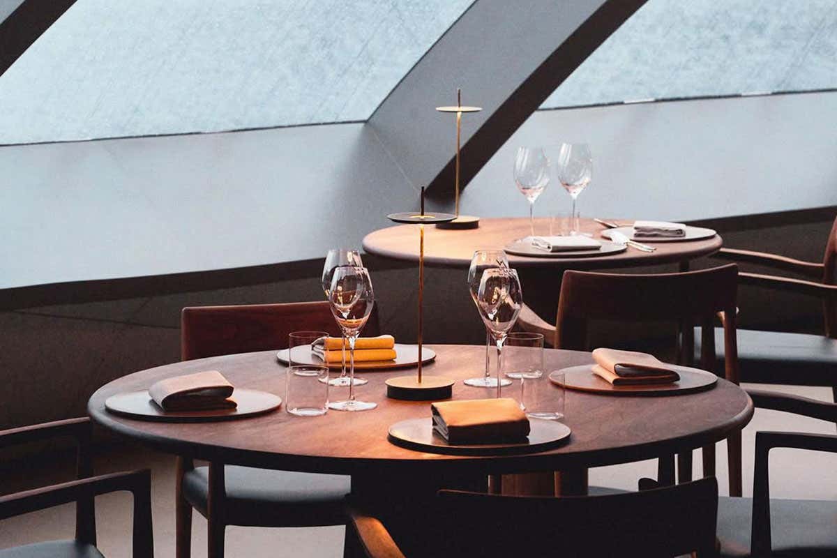 Il ristorante galleggiante nel fiordo di Hardanger che sembra un occhio di salmone