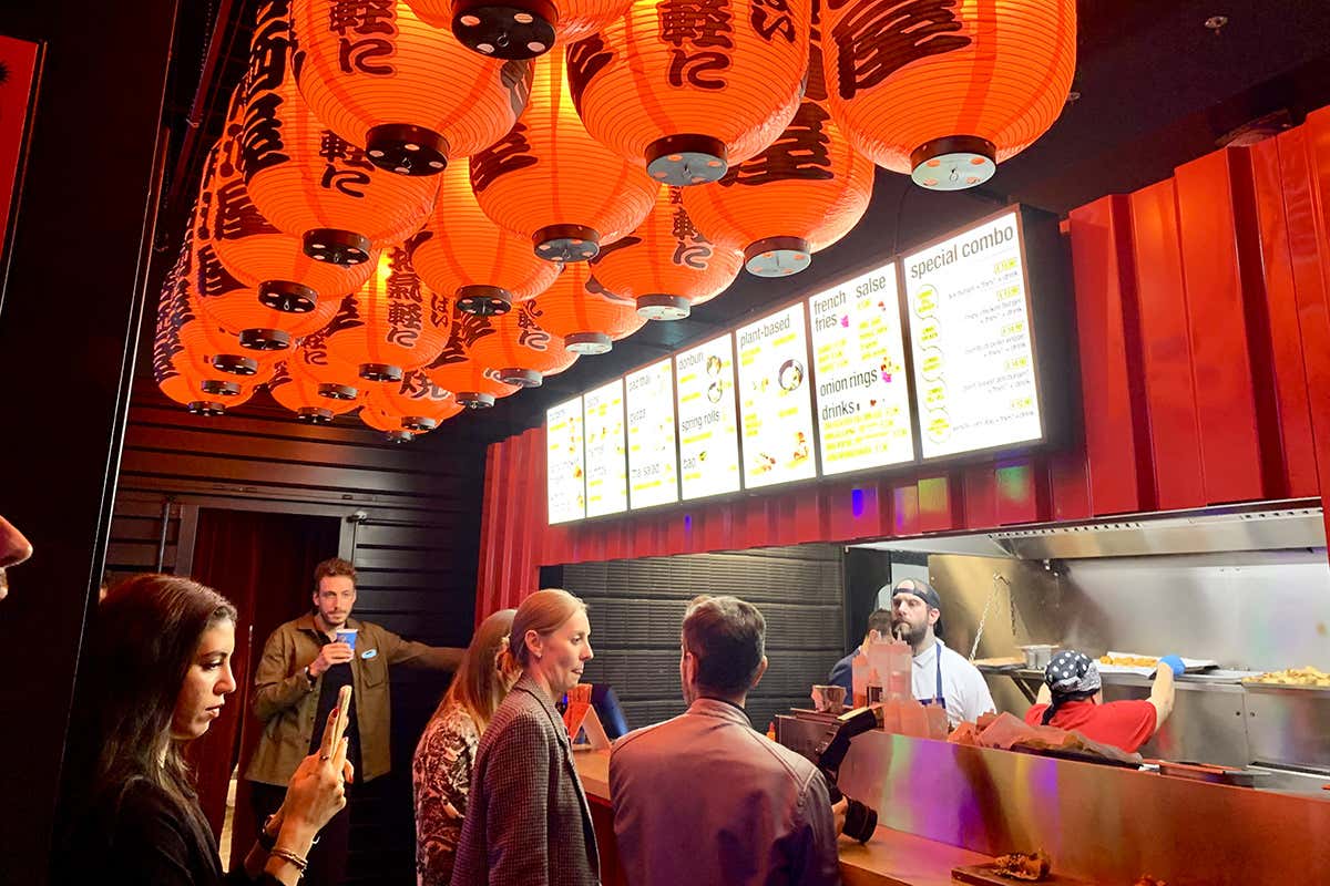 La mini sala de Al Mercato Street Al Mercato Street, nuovo menu con i sapori del mondo