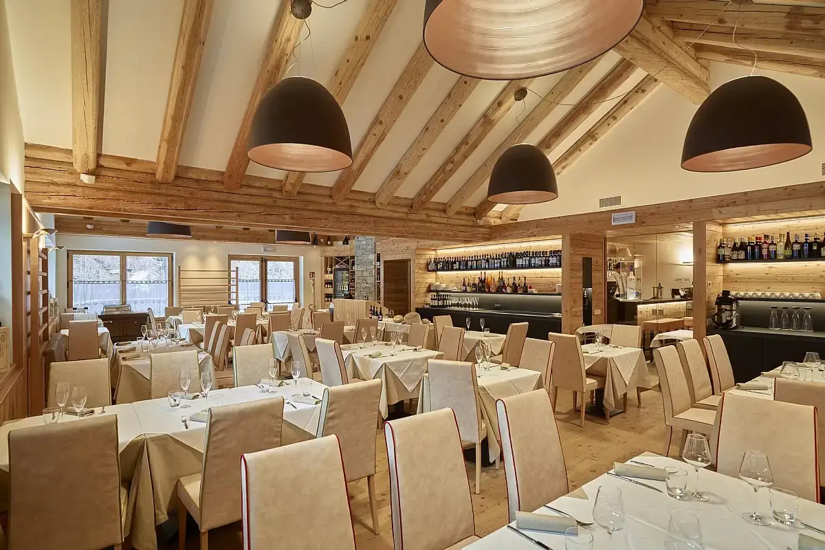 L'interno Ristorante Corno Bianco, la degustazione &egrave; multisensoriale