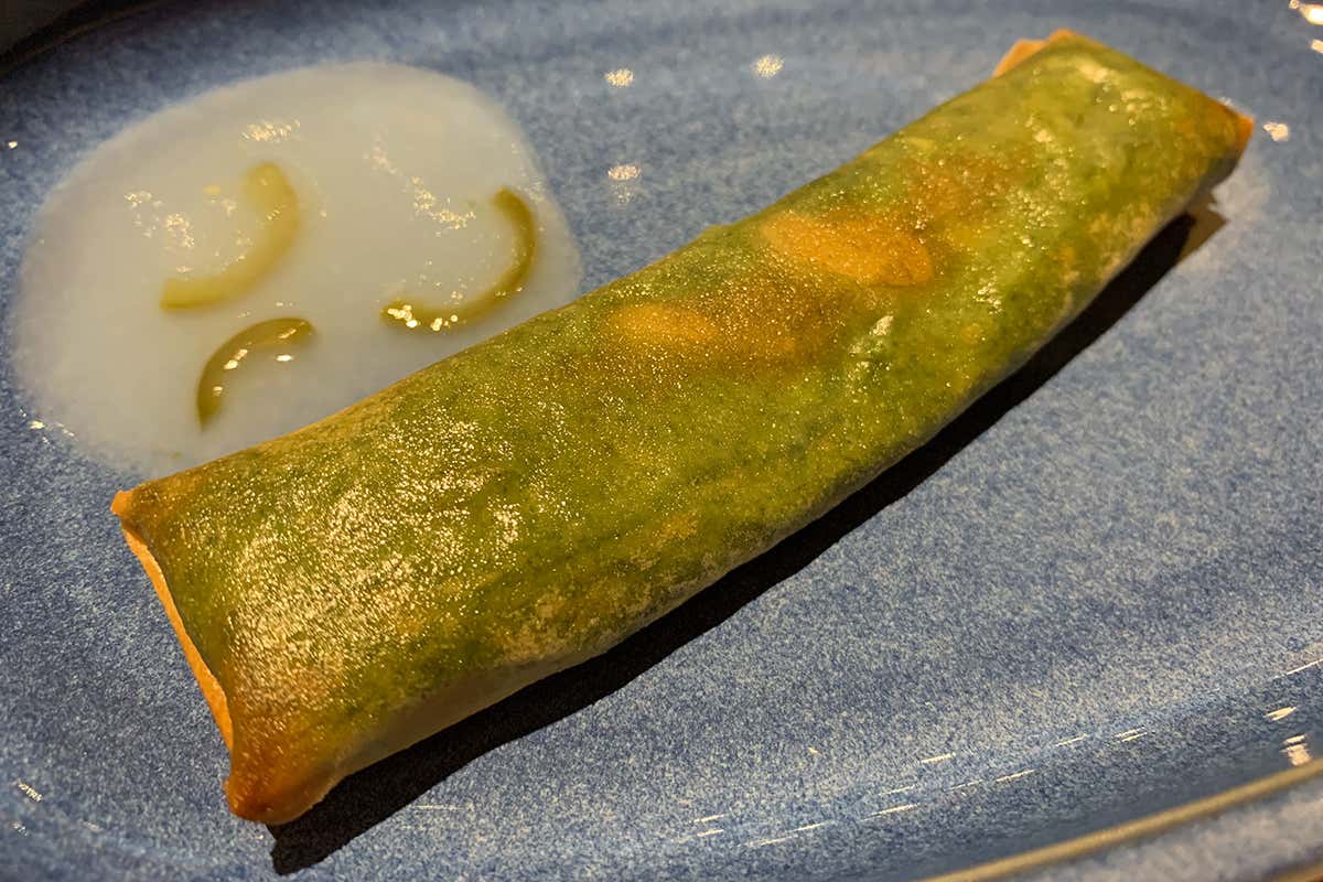 Involtino primavera ripieno di spinaci, piselli, fave e agretti con salsa agrodolce-piccante al Jalapeno La cucina di Koinè parla la lingua delle emozioni
