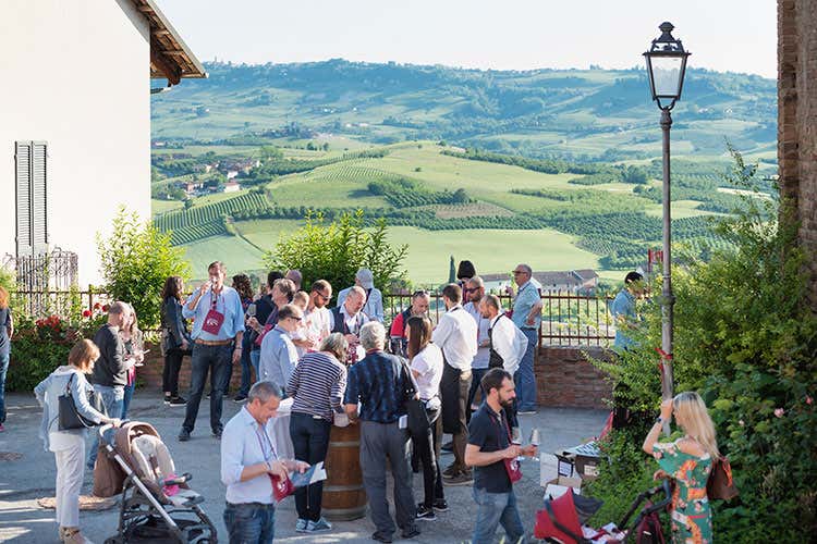 Io Barolo 2019 (Io, Barolo 2019 700 persone per il Re dei vini) Io Barolo 2019 (Io, Barolo 2019 700 persone per il Re dei vini)
