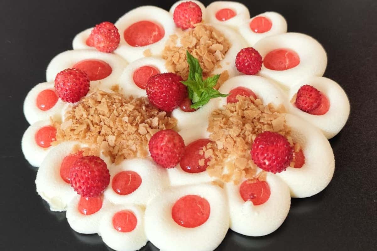 Panna cotta alla vaniglia bourbon, coulis di fragole marinate, paté feuilletine e fragoline di bosco